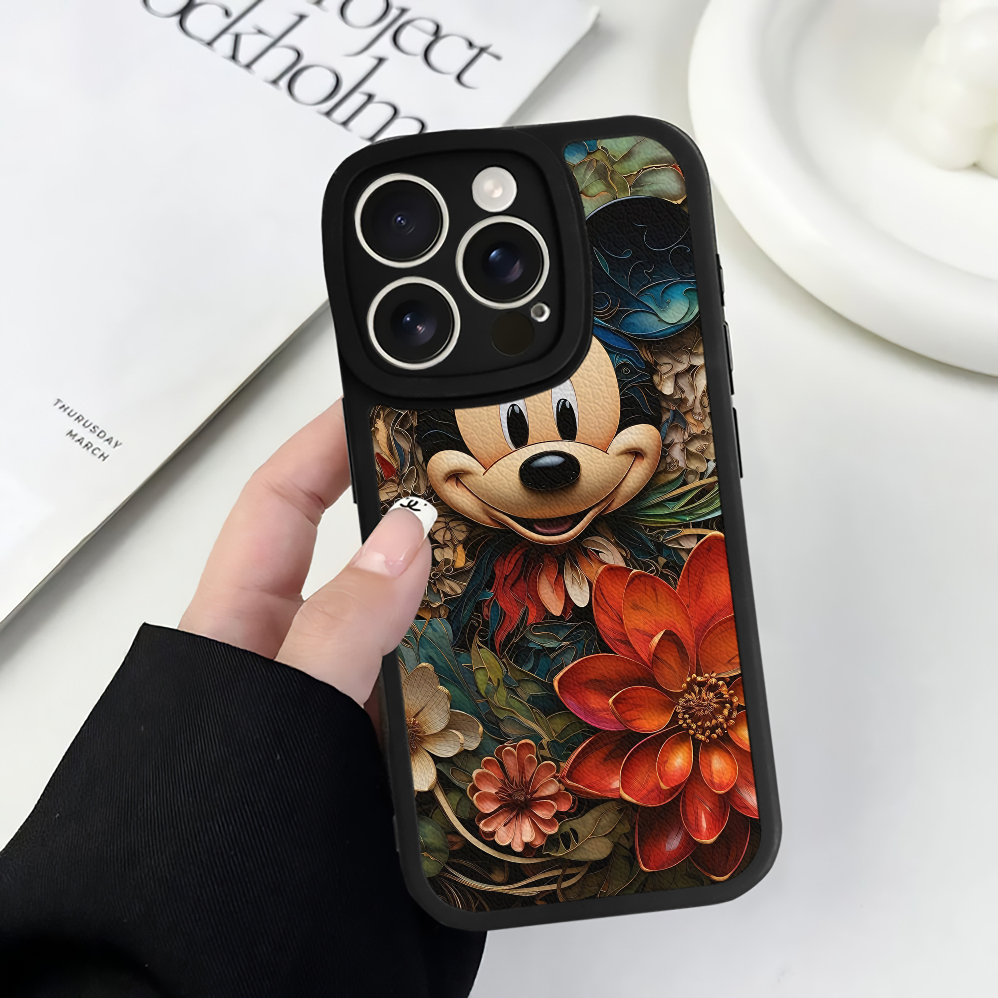 （画像用） ミッキーマウス Mickey Mouse 【iPhone 16シリーズ対応】シリコンスマホケース（レザー調） 材質：シリコン